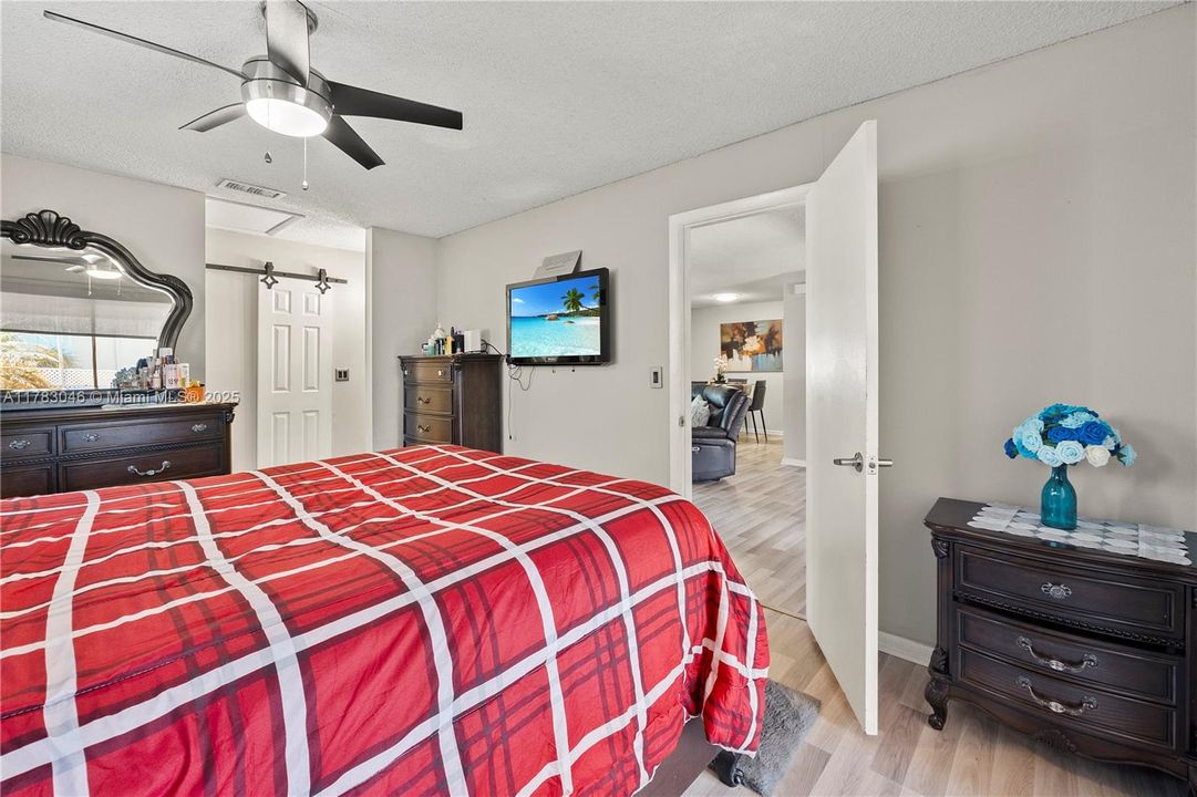 Недавно продано: $384,999 (2 спален, 2 ванн, 1326 Квадратных фут)