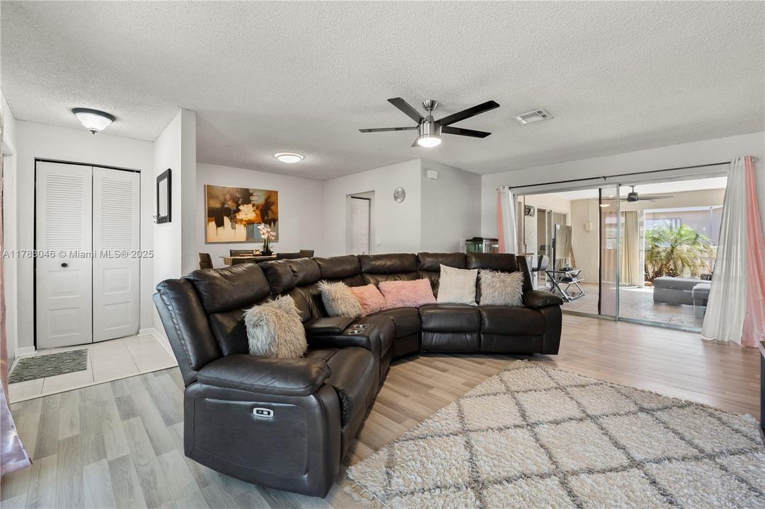 Недавно продано: $384,999 (2 спален, 2 ванн, 1326 Квадратных фут)