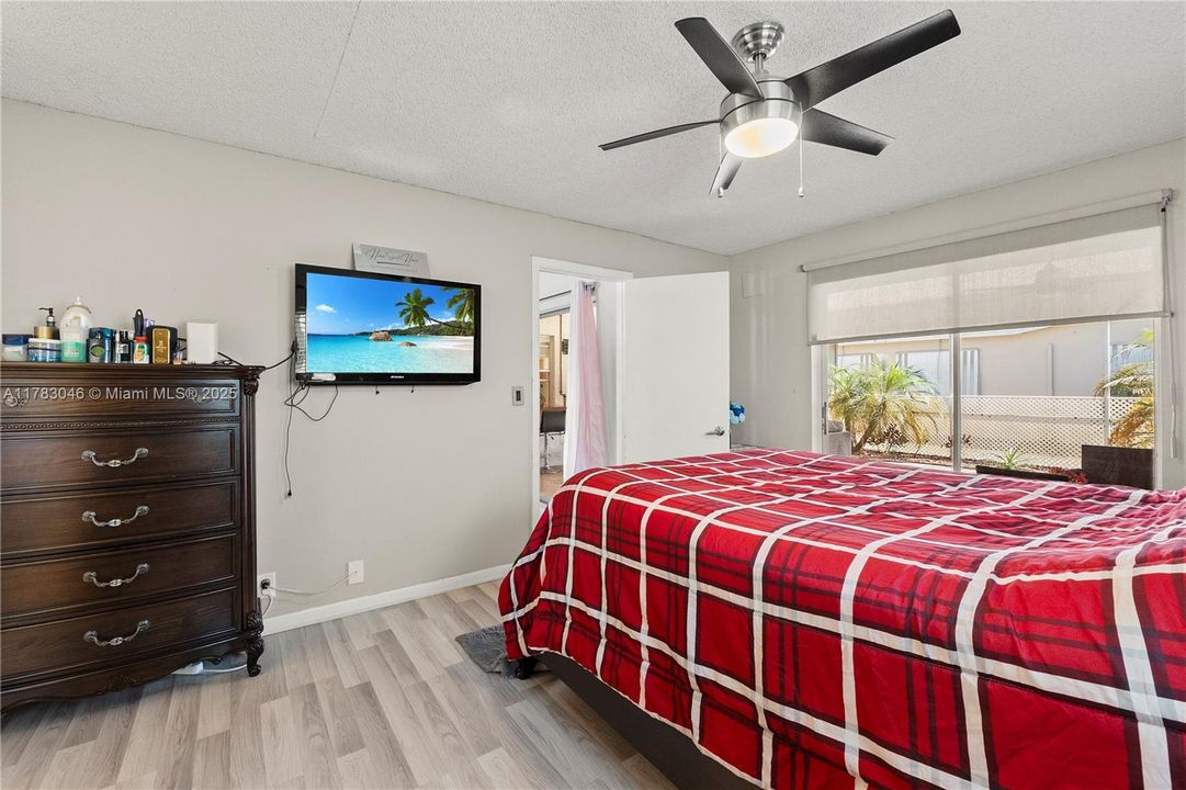 Недавно продано: $384,999 (2 спален, 2 ванн, 1326 Квадратных фут)