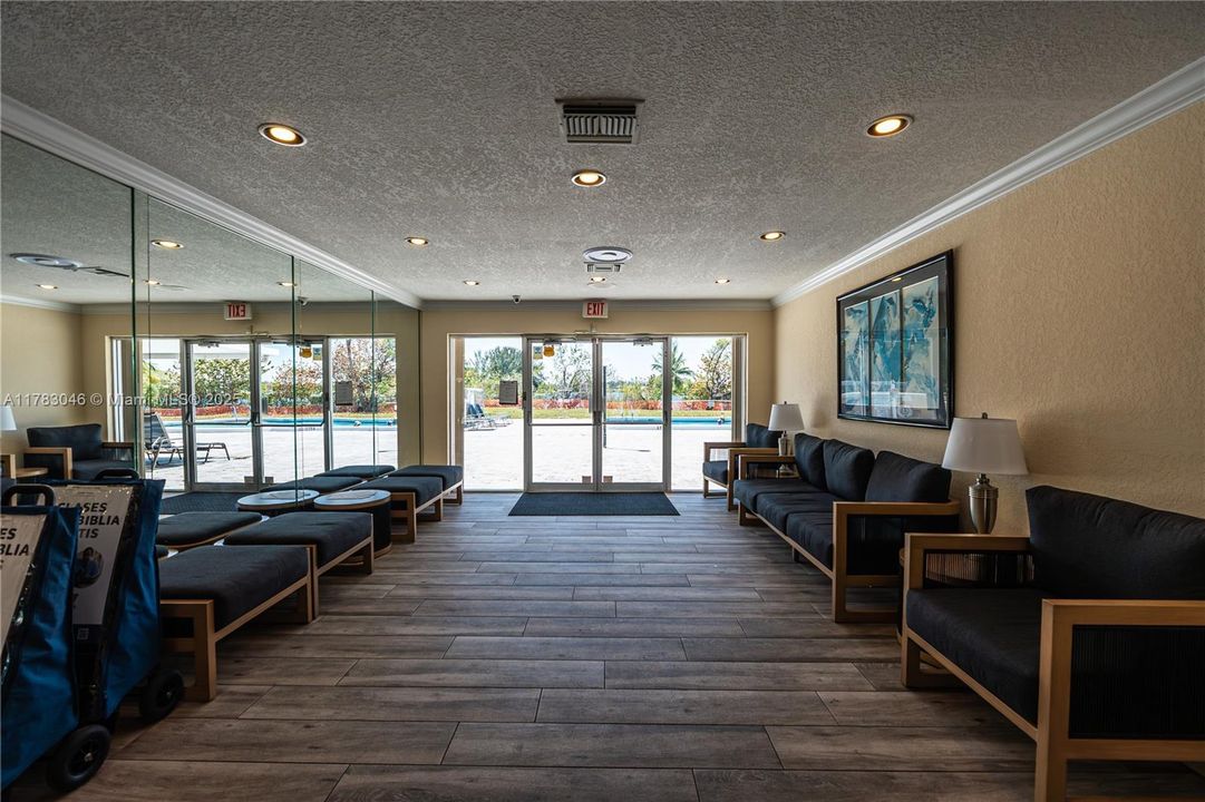 Недавно продано: $384,999 (2 спален, 2 ванн, 1326 Квадратных фут)