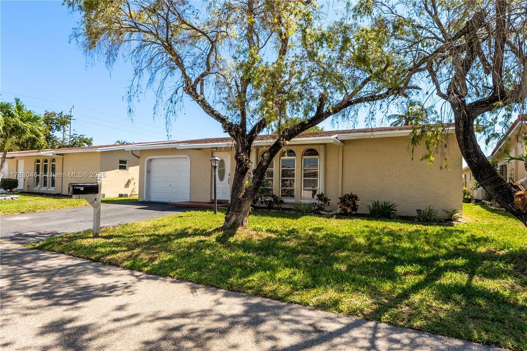 Недавно продано: $384,999 (2 спален, 2 ванн, 1326 Квадратных фут)