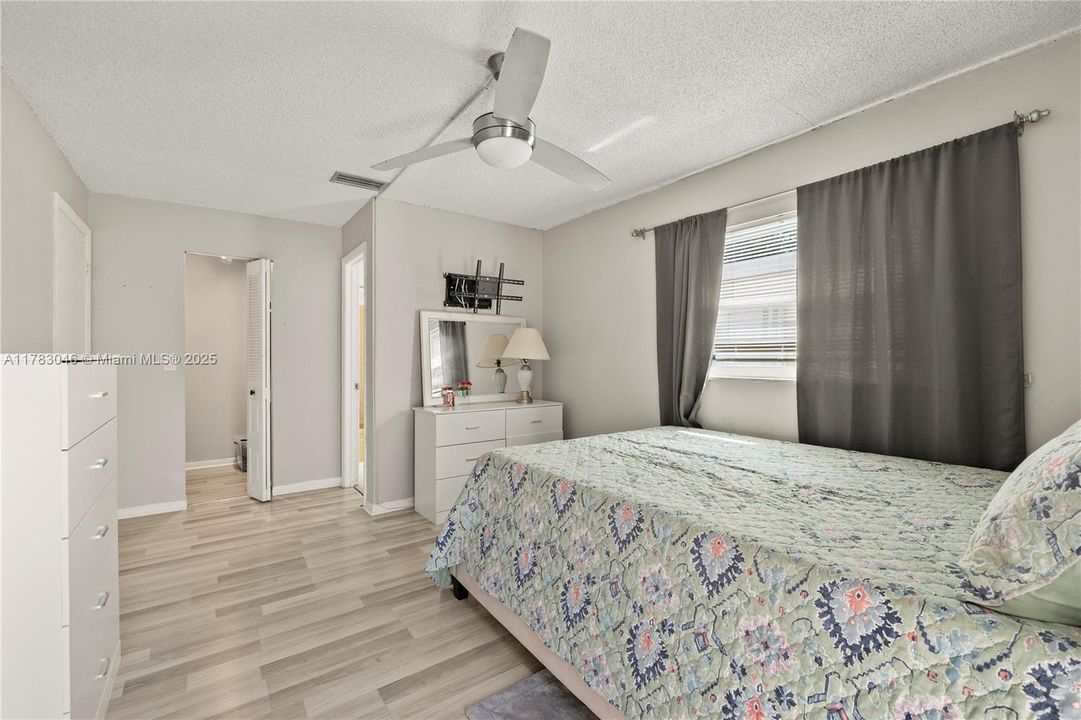 Недавно продано: $384,999 (2 спален, 2 ванн, 1326 Квадратных фут)