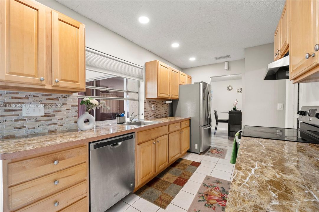 Недавно продано: $384,999 (2 спален, 2 ванн, 1326 Квадратных фут)