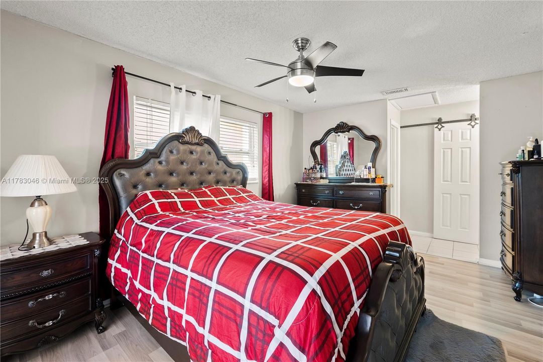 Недавно продано: $384,999 (2 спален, 2 ванн, 1326 Квадратных фут)