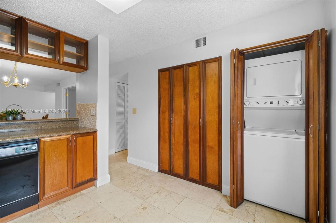 Vendido Recientemente: $350,000 (3 camas, 2 baños, 1143 Pies cuadrados)