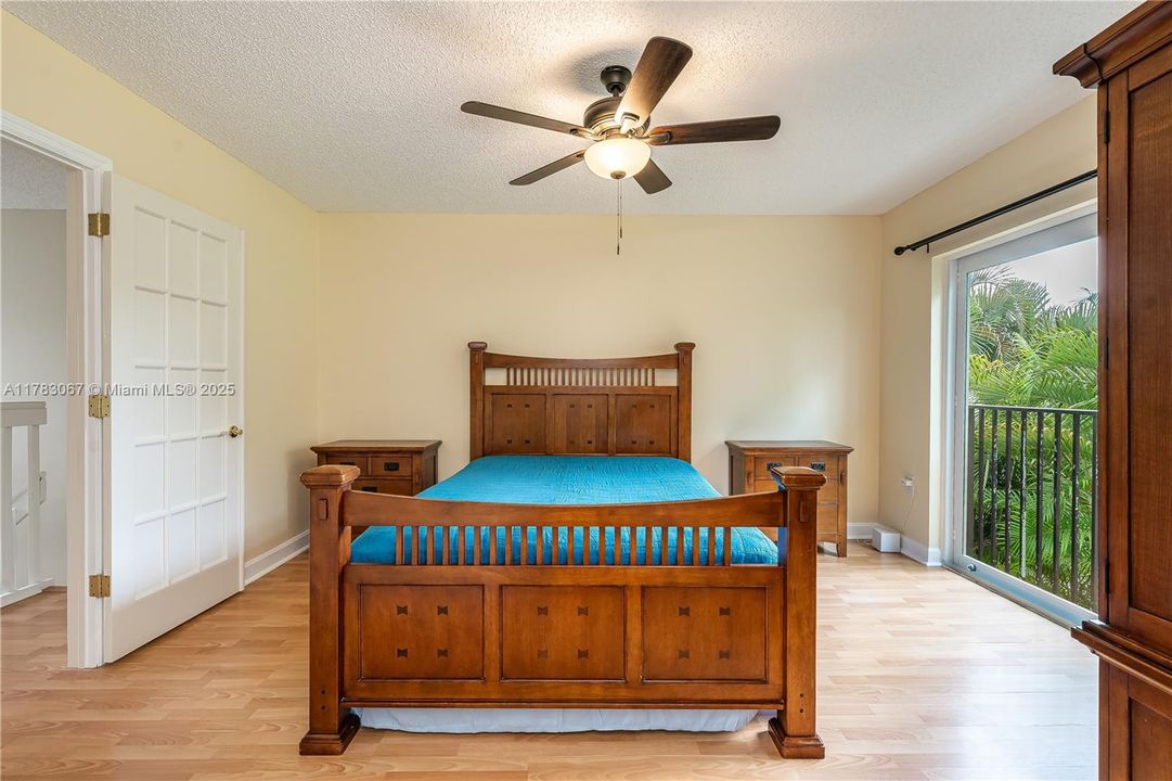 Недавно продано: $420,000 (2 спален, 2 ванн, 1226 Квадратных фут)