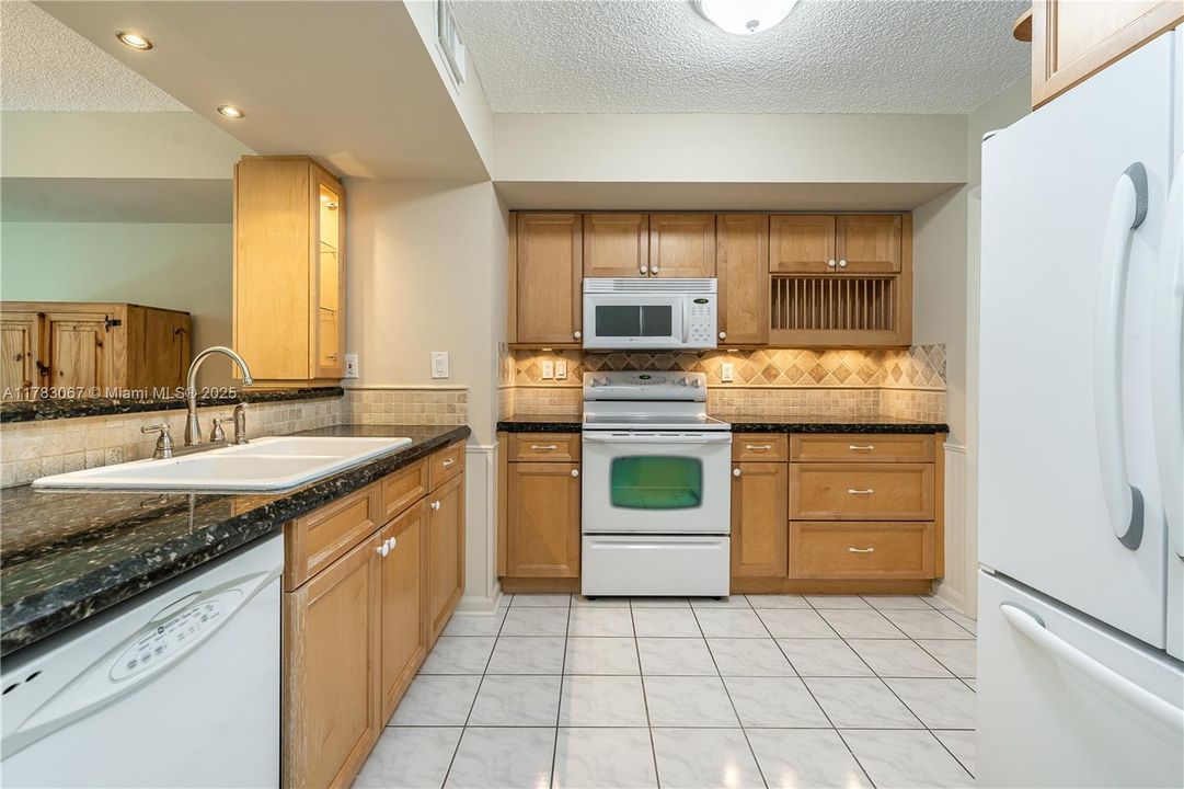 Недавно продано: $420,000 (2 спален, 2 ванн, 1226 Квадратных фут)