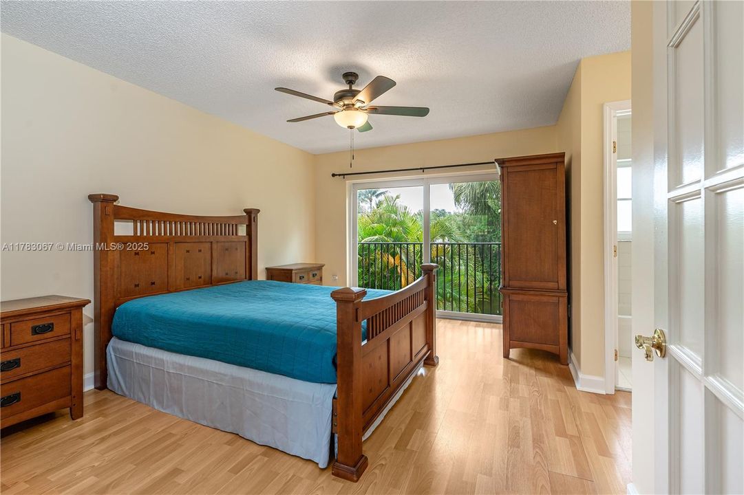 Недавно продано: $420,000 (2 спален, 2 ванн, 1226 Квадратных фут)