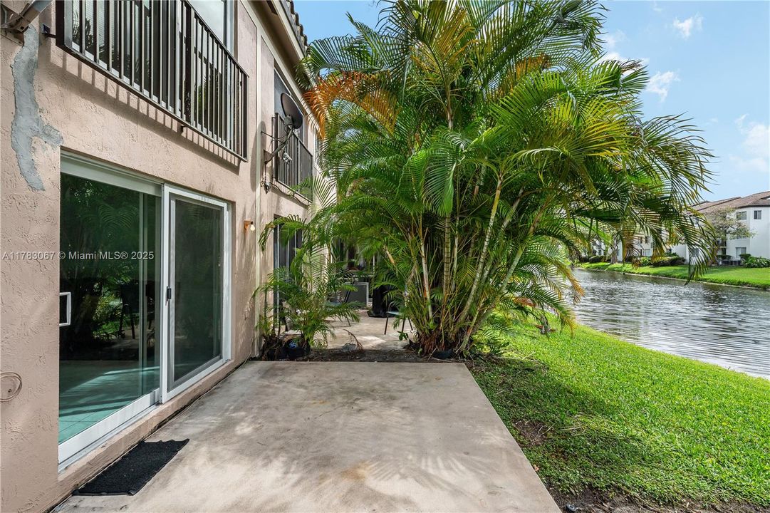 Недавно продано: $420,000 (2 спален, 2 ванн, 1226 Квадратных фут)