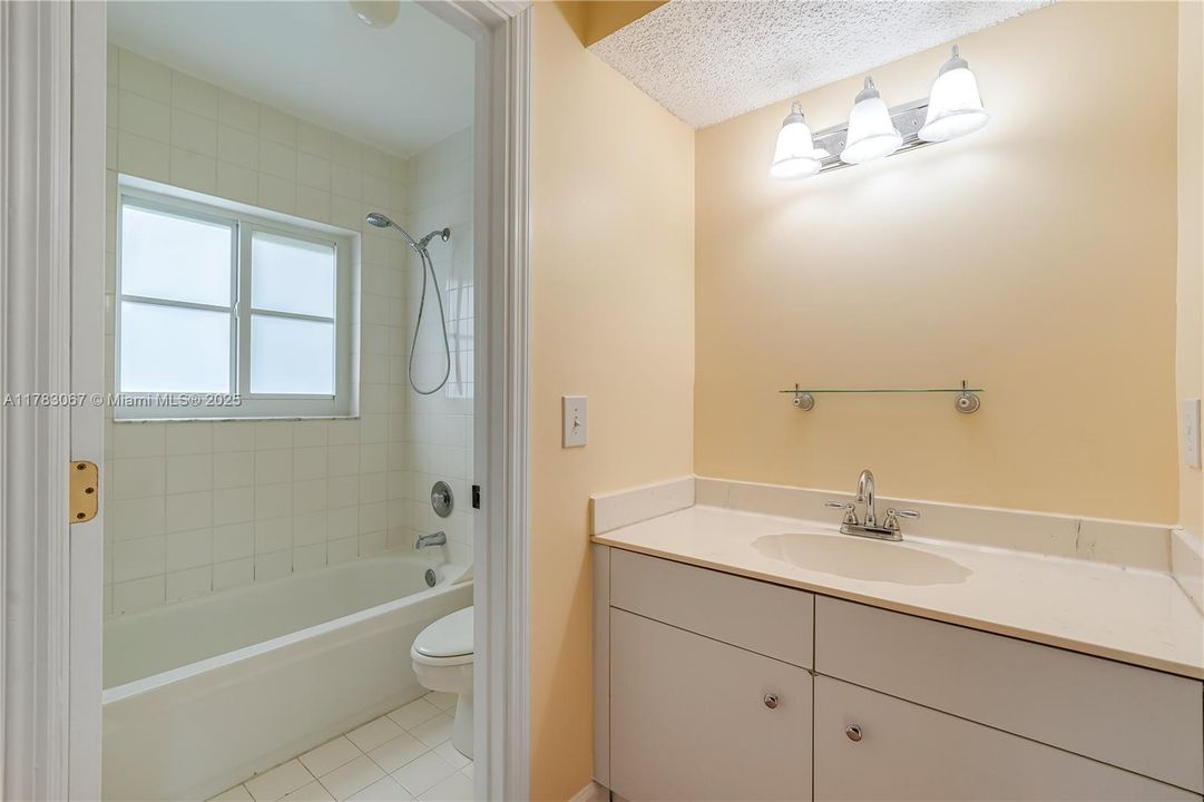 Недавно продано: $420,000 (2 спален, 2 ванн, 1226 Квадратных фут)