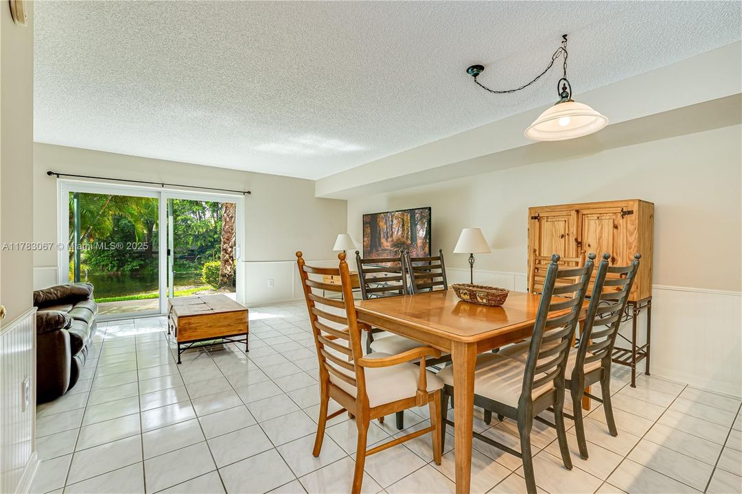 Недавно продано: $420,000 (2 спален, 2 ванн, 1226 Квадратных фут)