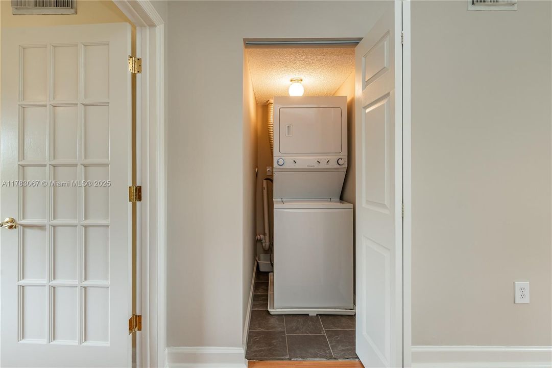 Недавно продано: $420,000 (2 спален, 2 ванн, 1226 Квадратных фут)