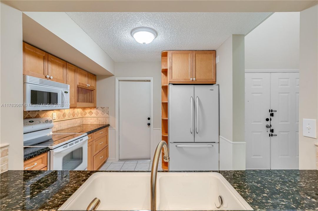 Недавно продано: $420,000 (2 спален, 2 ванн, 1226 Квадратных фут)