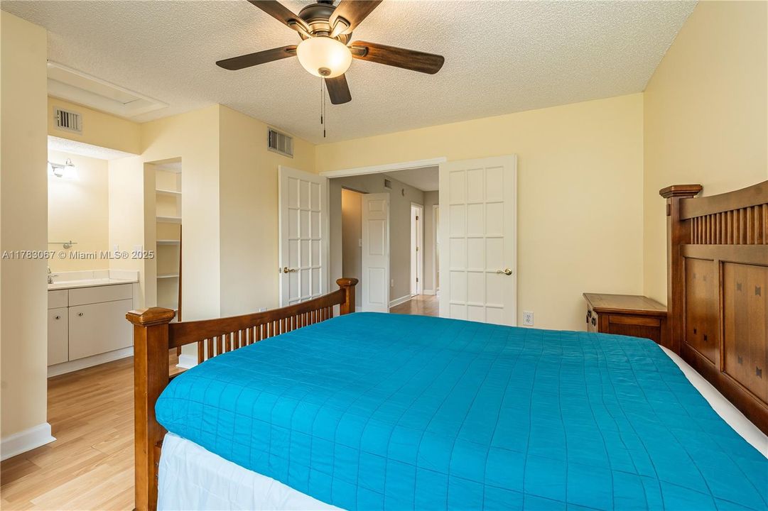 Недавно продано: $420,000 (2 спален, 2 ванн, 1226 Квадратных фут)