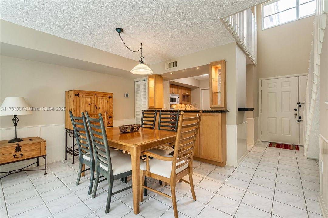 Недавно продано: $420,000 (2 спален, 2 ванн, 1226 Квадратных фут)