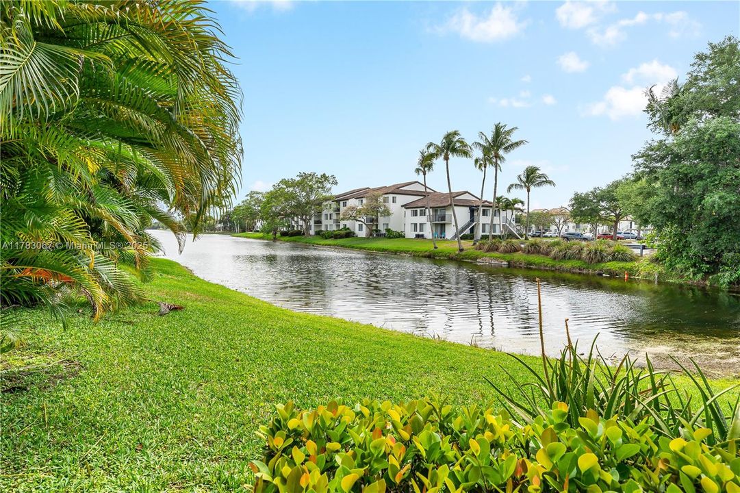 Недавно продано: $420,000 (2 спален, 2 ванн, 1226 Квадратных фут)