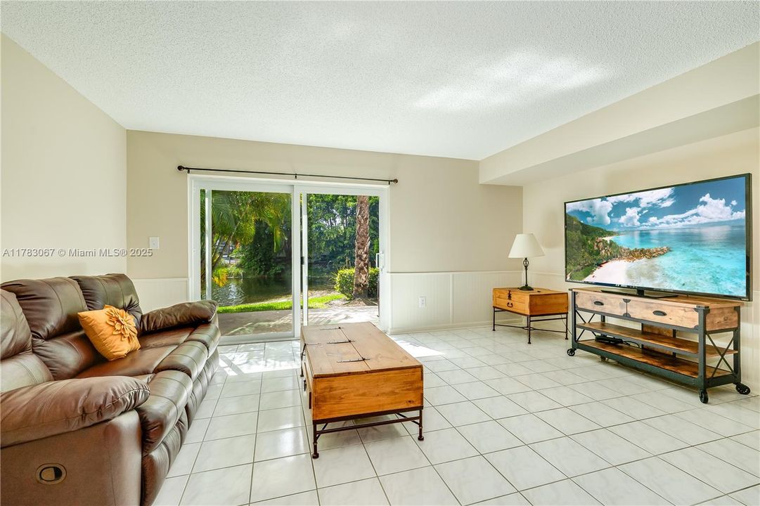 Недавно продано: $420,000 (2 спален, 2 ванн, 1226 Квадратных фут)