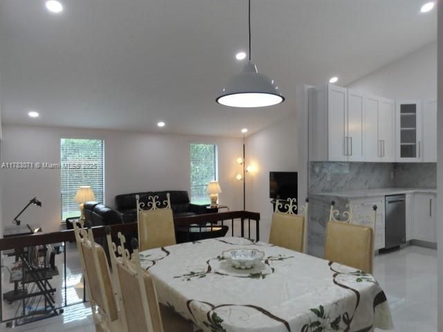 Recientemente alquilado: $4,950 (3 camas, 2 baños, 2268 Pies cuadrados)