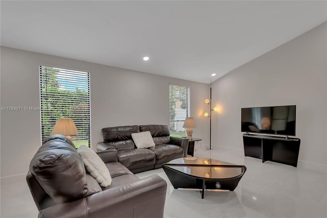 Recientemente alquilado: $4,950 (3 camas, 2 baños, 2268 Pies cuadrados)