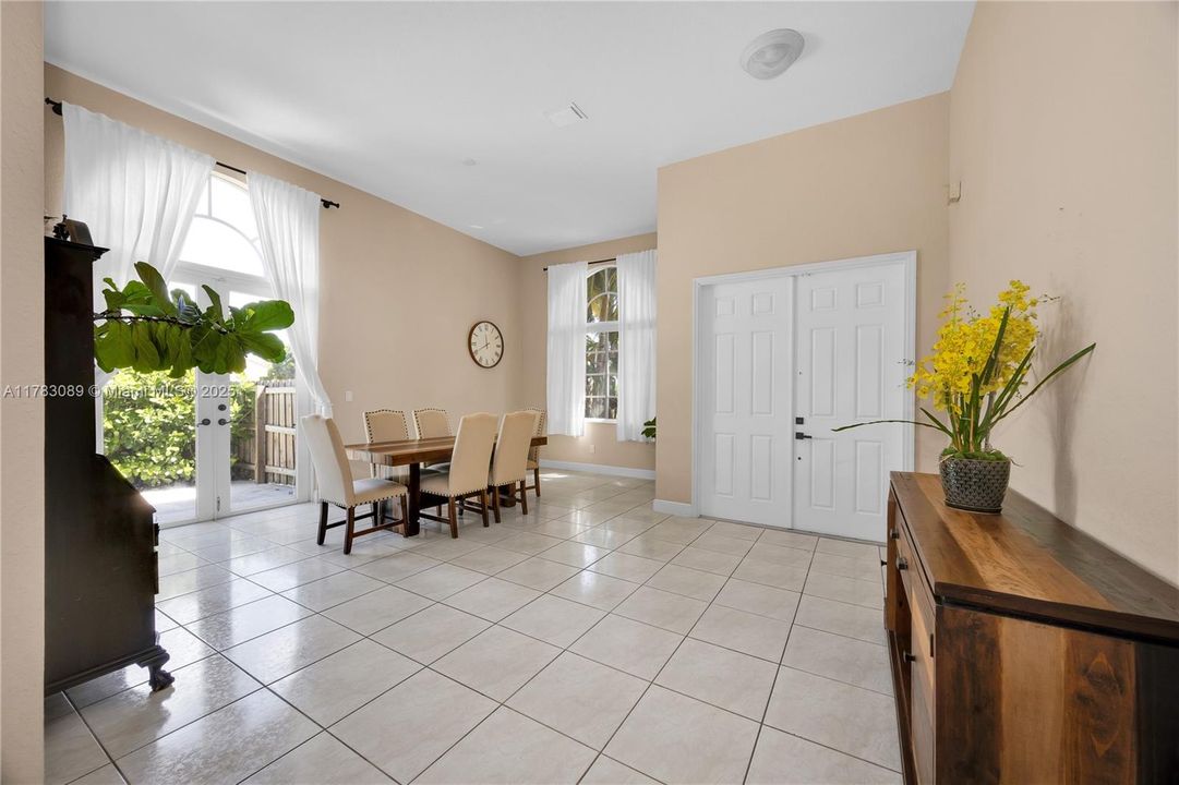 Recientemente alquilado: $5,250 (4 camas, 3 baños, 1856 Pies cuadrados)