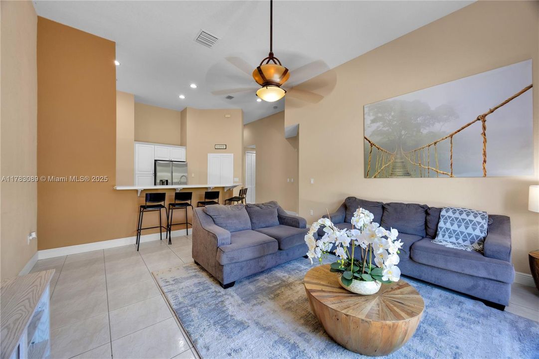 Recientemente alquilado: $5,250 (4 camas, 3 baños, 1856 Pies cuadrados)