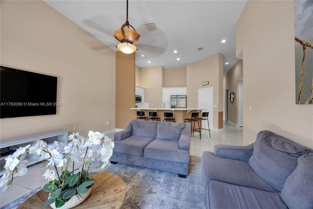 Recientemente alquilado: $5,250 (4 camas, 3 baños, 1856 Pies cuadrados)