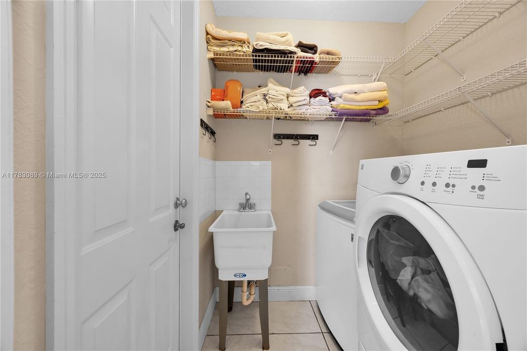 Recientemente alquilado: $5,250 (4 camas, 3 baños, 1856 Pies cuadrados)