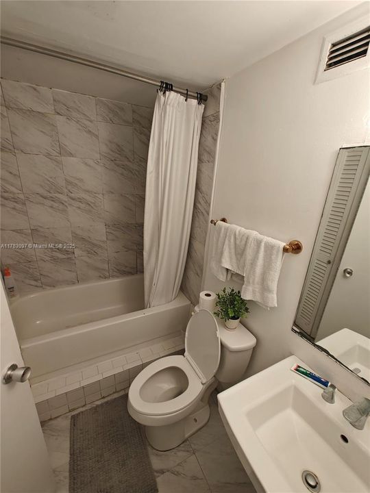 Vendido Recientemente: $384,900 (3 camas, 2 baños, 990 Pies cuadrados)