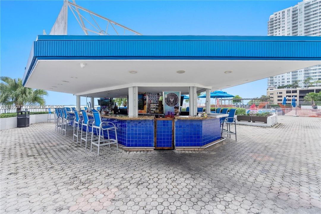 Vendido Recientemente: $384,900 (3 camas, 2 baños, 990 Pies cuadrados)