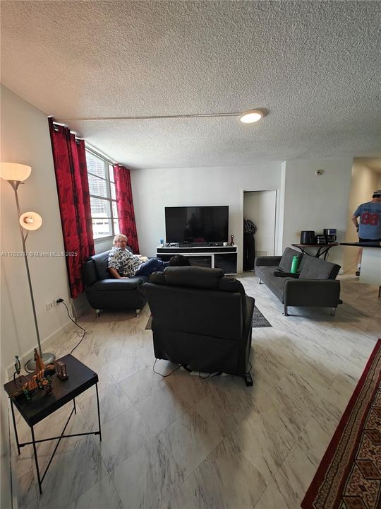 Vendido Recientemente: $384,900 (3 camas, 2 baños, 990 Pies cuadrados)