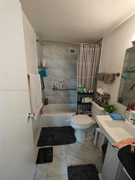 Vendido Recientemente: $384,900 (3 camas, 2 baños, 990 Pies cuadrados)