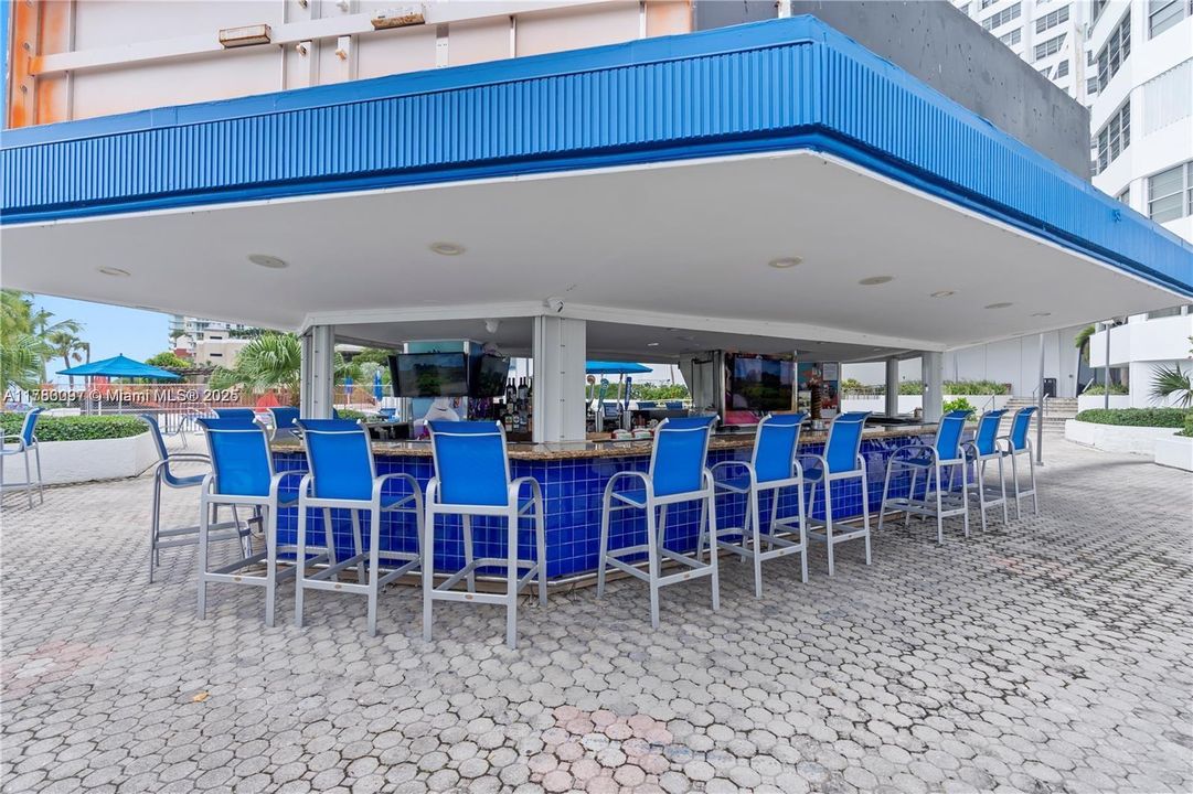 Vendido Recientemente: $384,900 (3 camas, 2 baños, 990 Pies cuadrados)