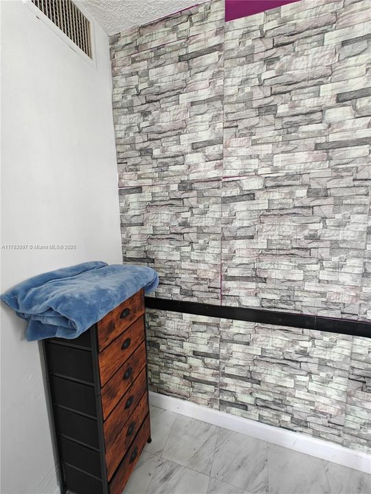 Vendido Recientemente: $384,900 (3 camas, 2 baños, 990 Pies cuadrados)