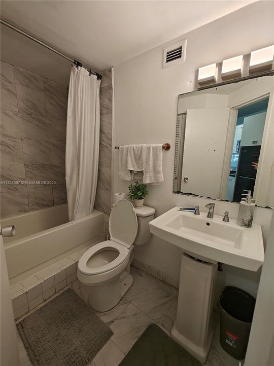 Vendido Recientemente: $384,900 (3 camas, 2 baños, 990 Pies cuadrados)