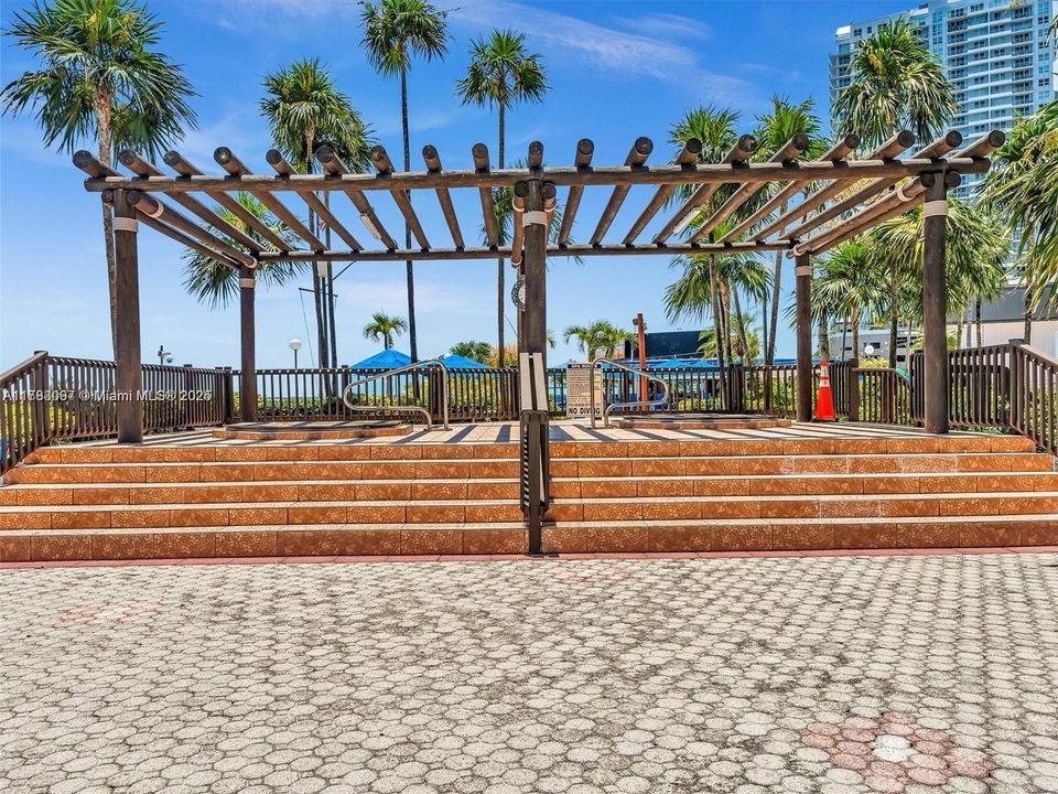 Vendido Recientemente: $384,900 (3 camas, 2 baños, 990 Pies cuadrados)