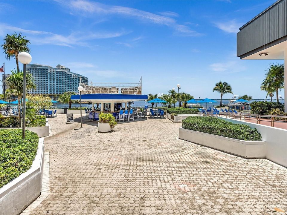 Vendido Recientemente: $384,900 (3 camas, 2 baños, 990 Pies cuadrados)