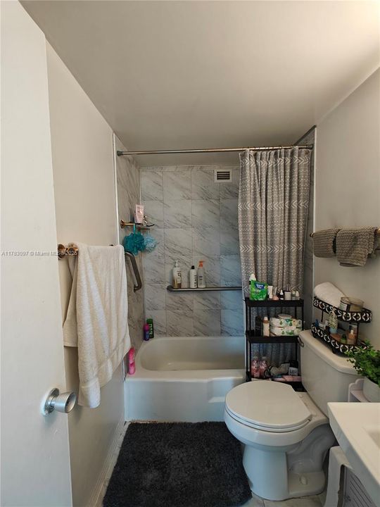 Vendido Recientemente: $384,900 (3 camas, 2 baños, 990 Pies cuadrados)