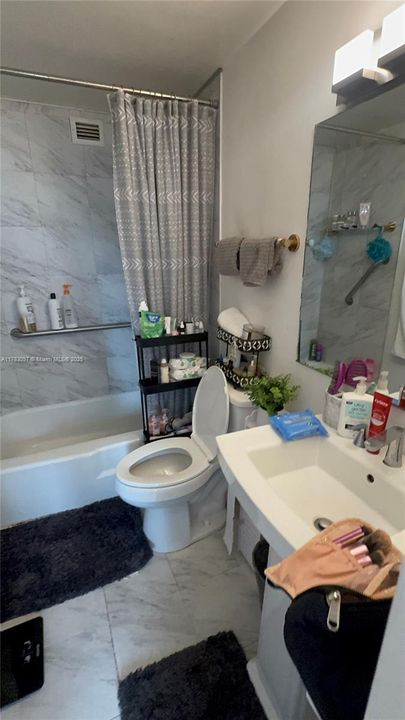 Vendido Recientemente: $384,900 (3 camas, 2 baños, 990 Pies cuadrados)