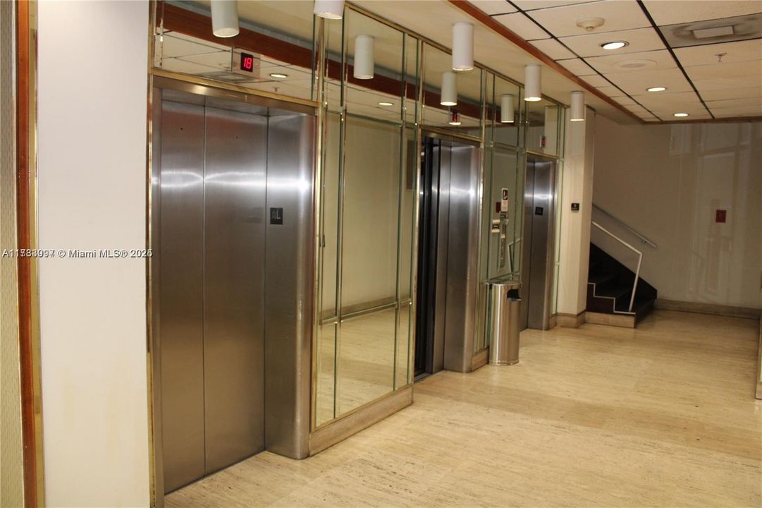 Vendido Recientemente: $384,900 (3 camas, 2 baños, 990 Pies cuadrados)