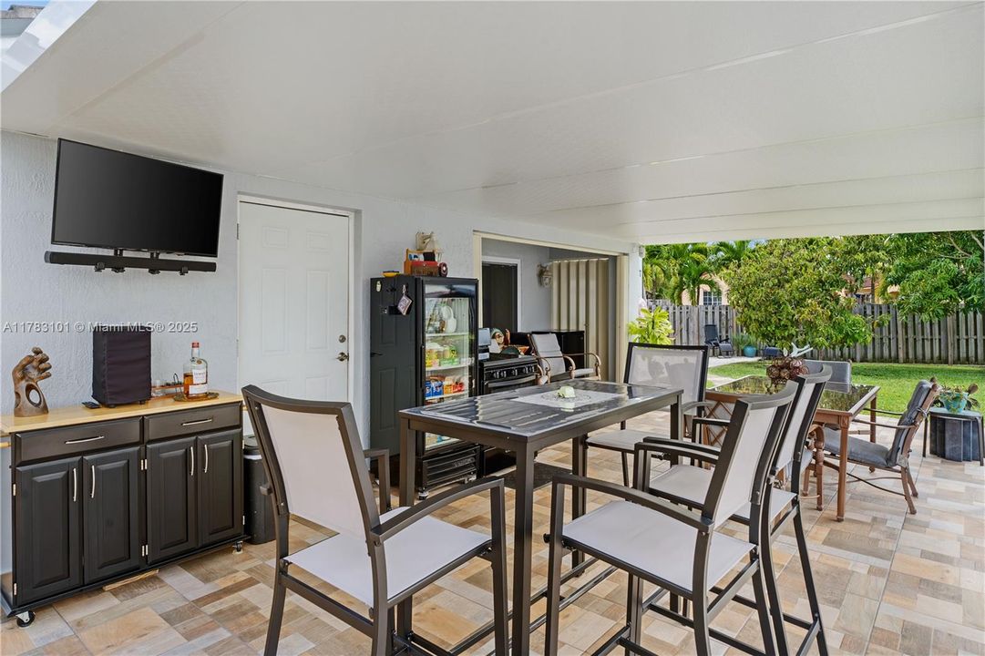 Недавно продано: $698,000 (4 спален, 2 ванн, 1728 Квадратных фут)