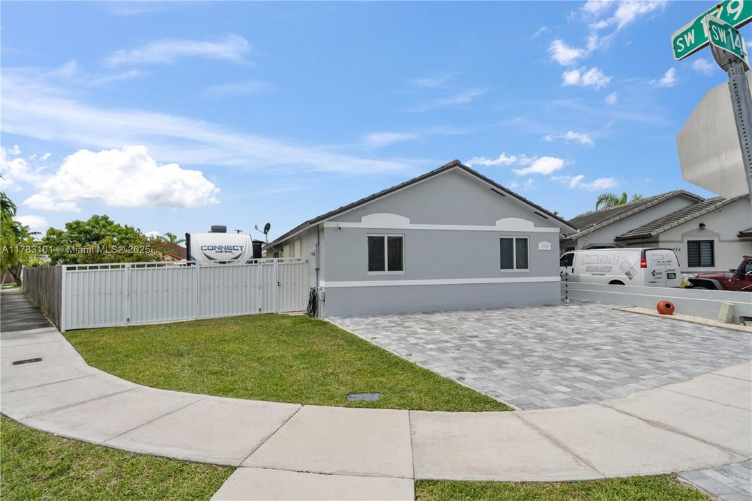 Недавно продано: $698,000 (4 спален, 2 ванн, 1728 Квадратных фут)