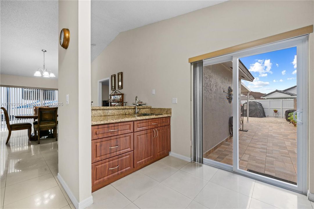 Недавно продано: $698,000 (4 спален, 2 ванн, 1728 Квадратных фут)