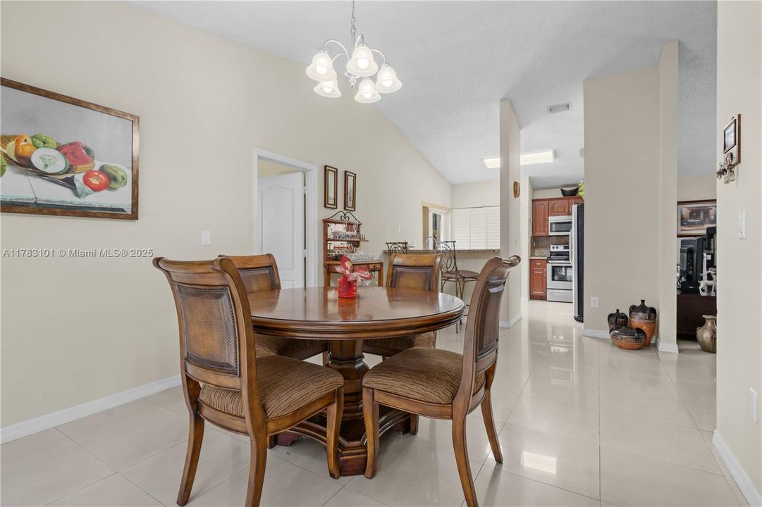 Недавно продано: $698,000 (4 спален, 2 ванн, 1728 Квадратных фут)