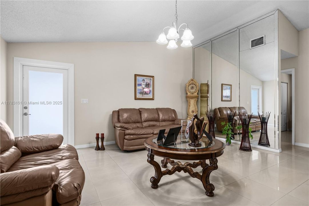 Недавно продано: $698,000 (4 спален, 2 ванн, 1728 Квадратных фут)