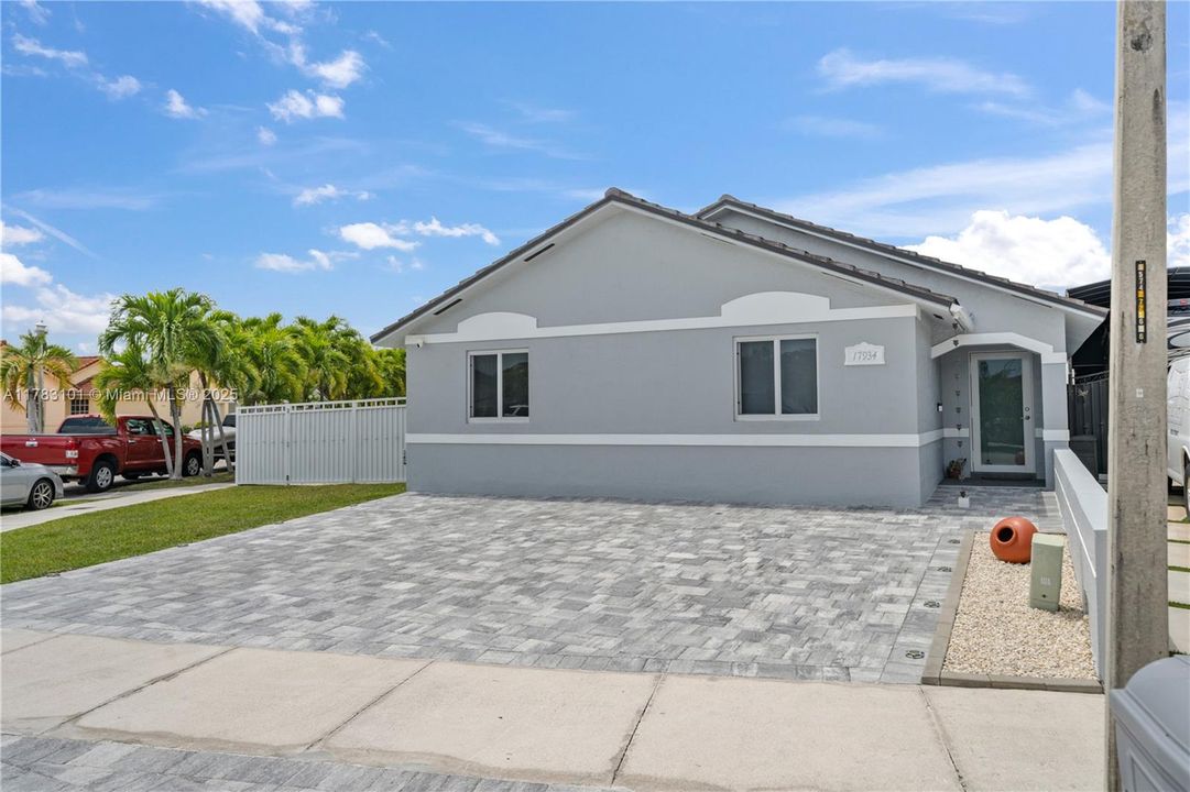 Недавно продано: $698,000 (4 спален, 2 ванн, 1728 Квадратных фут)