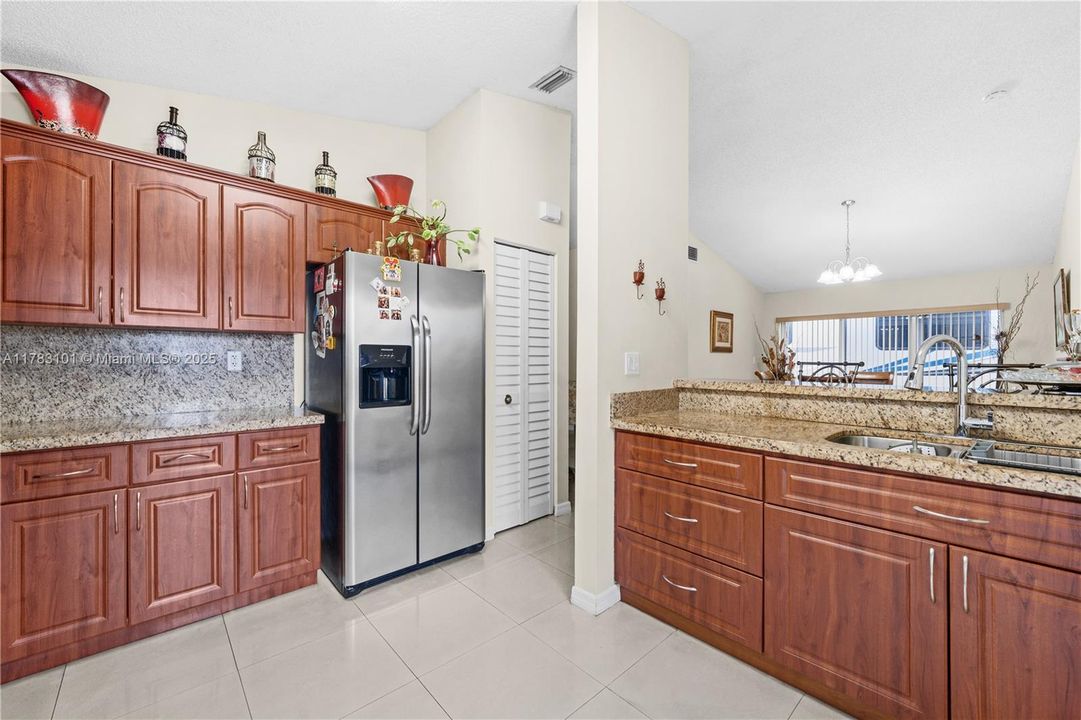 Недавно продано: $698,000 (4 спален, 2 ванн, 1728 Квадратных фут)