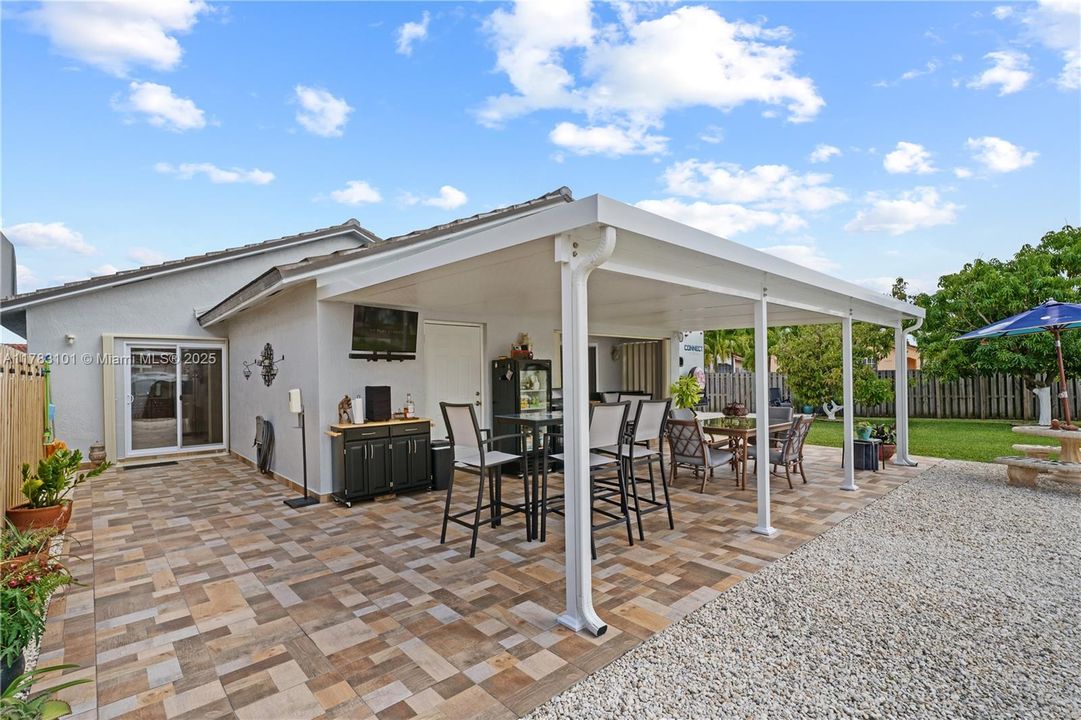 Недавно продано: $698,000 (4 спален, 2 ванн, 1728 Квадратных фут)