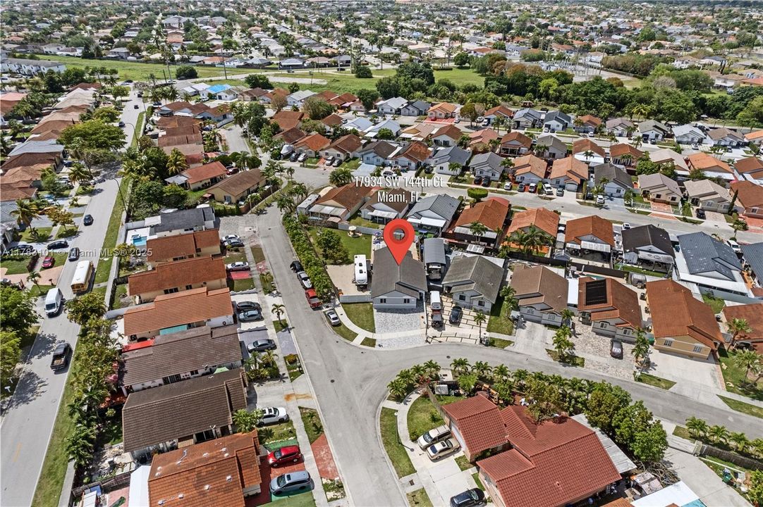 Недавно продано: $698,000 (4 спален, 2 ванн, 1728 Квадратных фут)