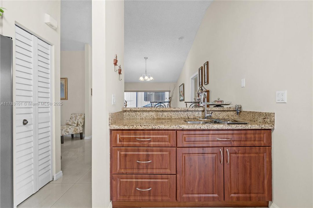 Недавно продано: $698,000 (4 спален, 2 ванн, 1728 Квадратных фут)