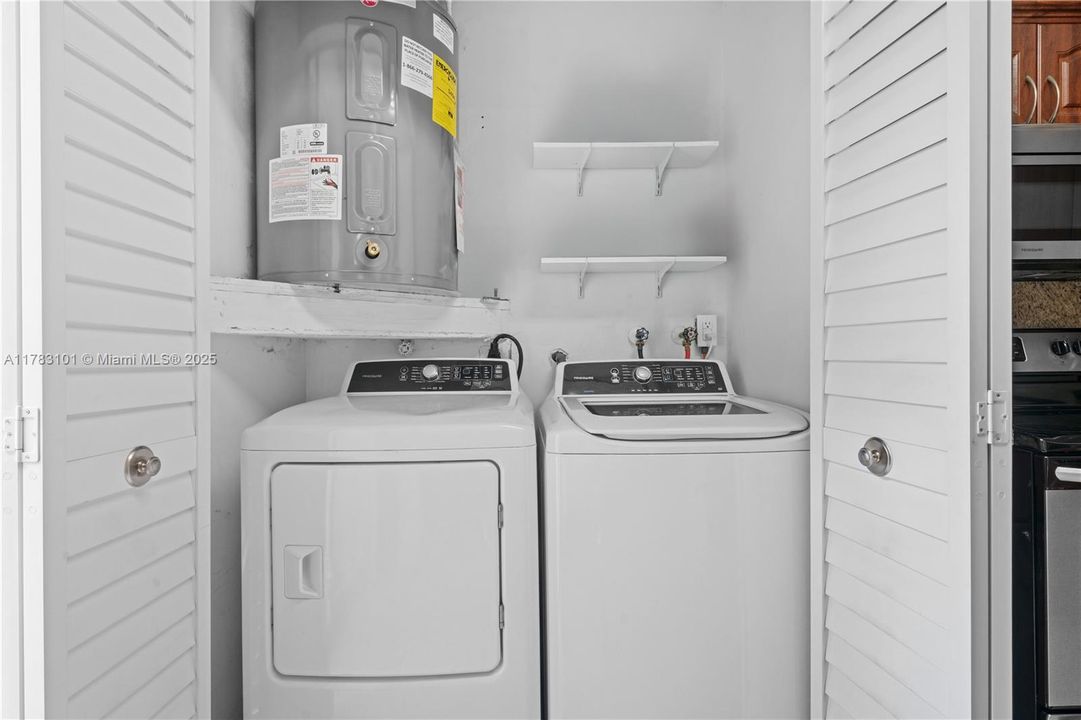 Недавно продано: $698,000 (4 спален, 2 ванн, 1728 Квадратных фут)